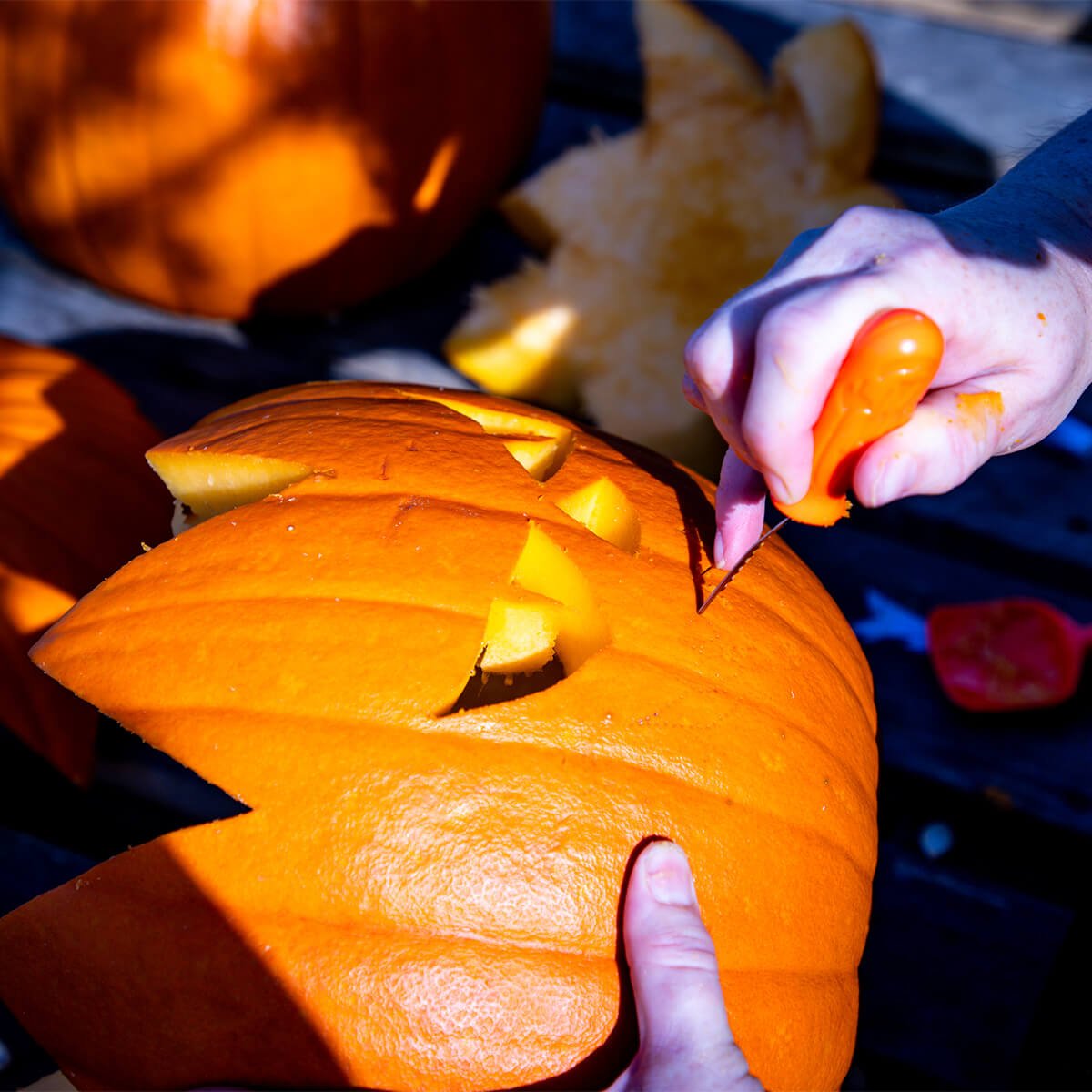 Guide til græskarudskæring til Halloween - BK Family