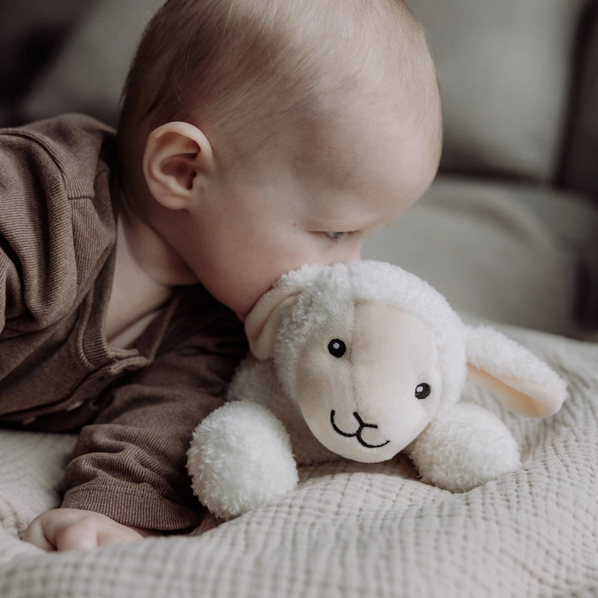 Rosie Genopladelig Hjertelydsbamse i Beige