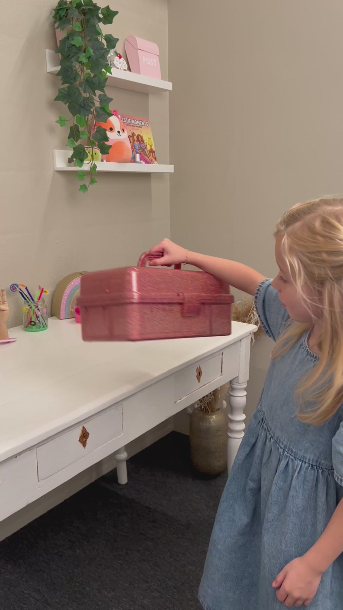 Video laden: Kreativer Kunst-Organizer – Aufbewahrung in Glitzerrosa